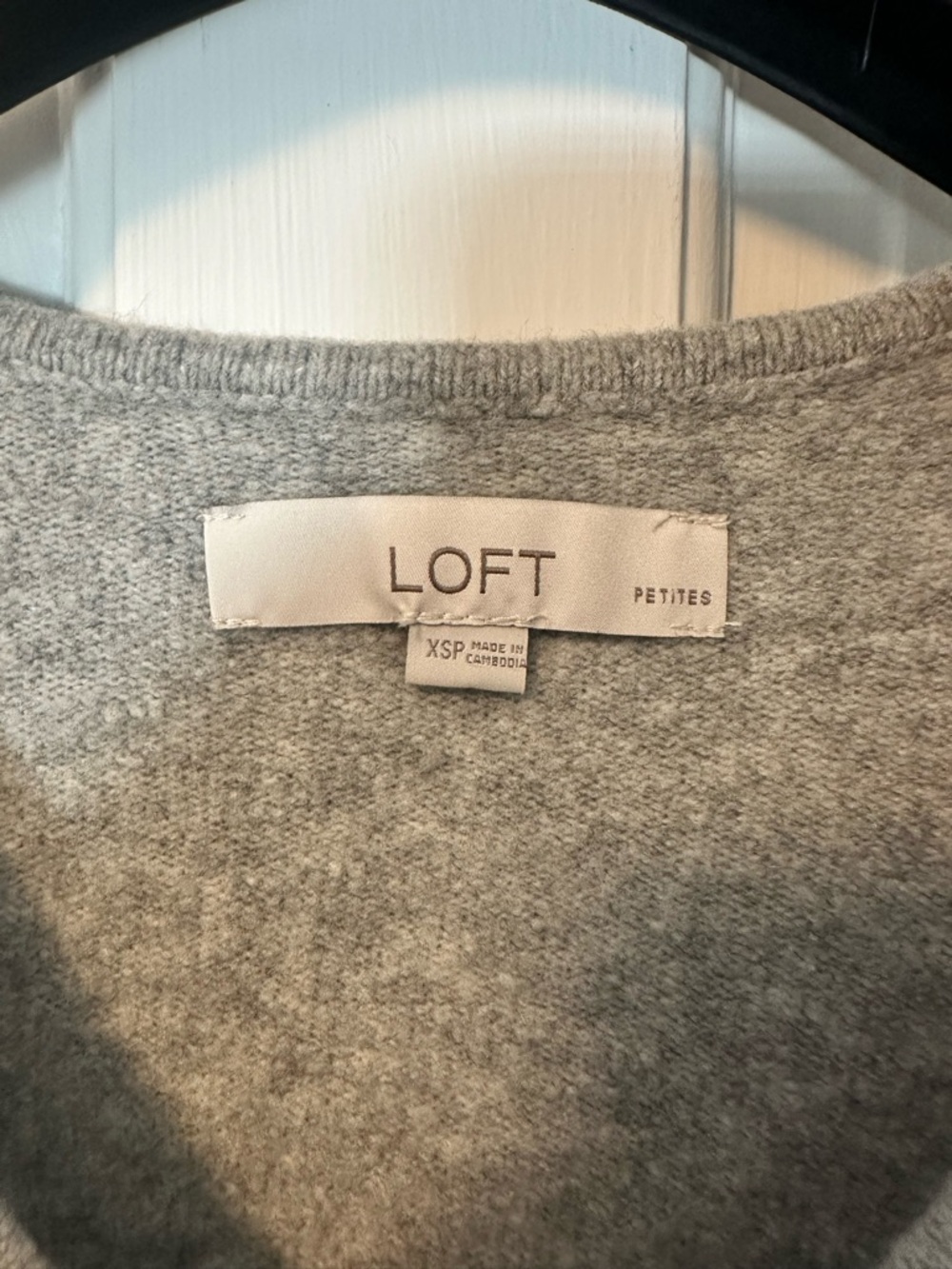 LOFT Petite Light Gray Cropped V‑Neck Cardigan Sweater - XSP - Picture 3 of 4
